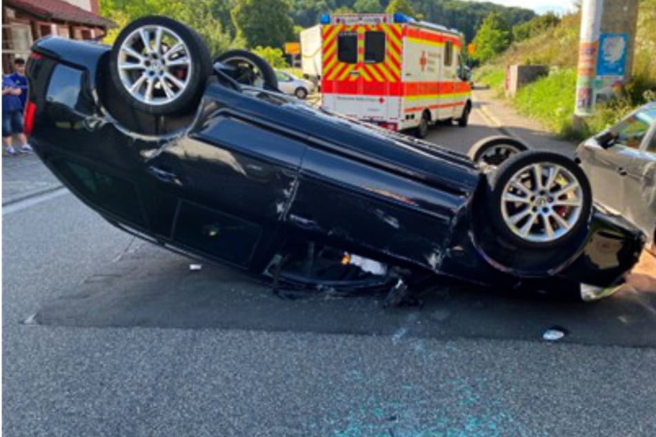 Der Fahrer hatte sich selbst aus dem Wagen befreien können und erlitt zum Glück nur leichte Verletzungen.