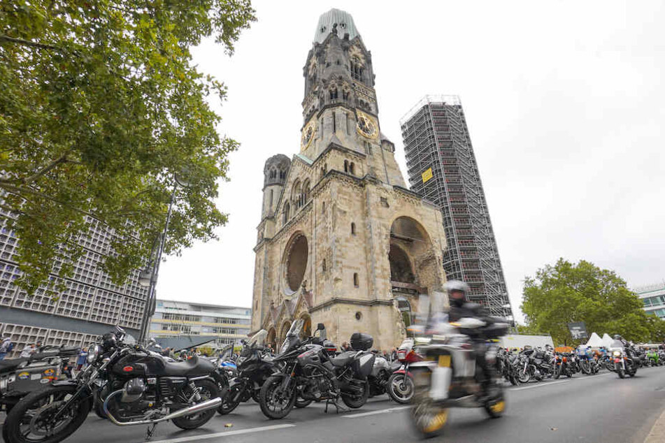 Das Gelände rund um die Kaiser-Wilhelm-Gedächtniskirche wurde am Sonntag zum großen Parkplatz.