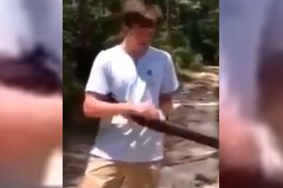 Parker Mustian (16) lädt seine Waffe und begrüßt sein Publikum.