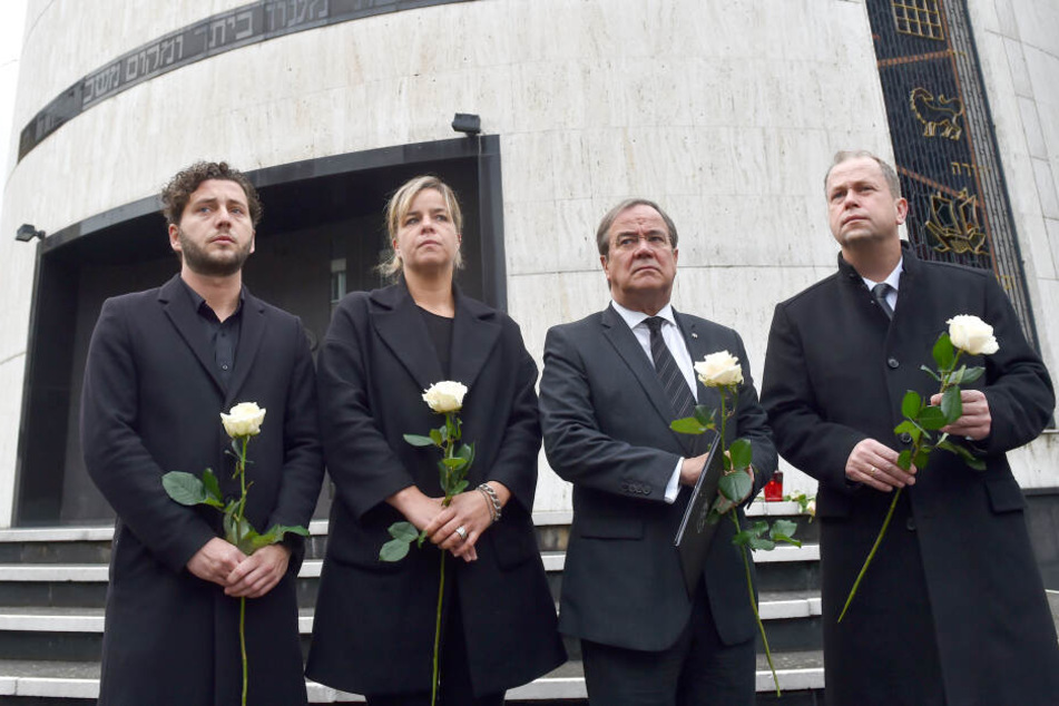 Felix Banaszak (l-r), Mona Neubaur, NRW Vorsitzende Bündnis 90/, Die Grünen, Armin Laschet (CDU), Ministerpräsident Nordrhein-Westfalen und Joachim Stamp (FDP) stehen vor dem Eingang zur Neuen Synagoge.