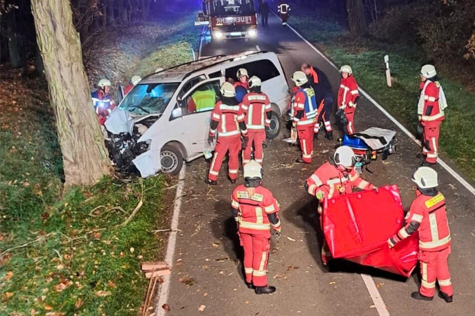 Der 47-jährige Fahrer musste durch die Feuerwehr aus dem Transporter befreit werden.