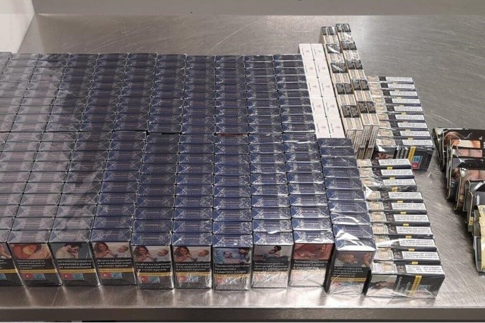 5580 Stück Zigaretten und 400 Gramm Feinschnitt wurden vom Zoll sichergestellt.