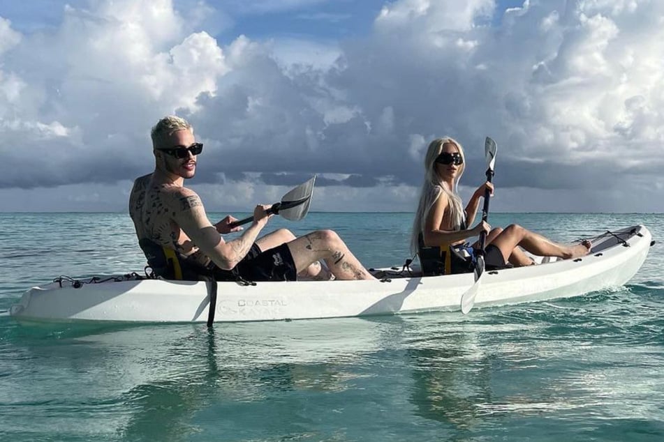 Kim Kardashian (r.) and Pete Davidson (l.) enjoyed a canoe ride together during their tropical vacay.