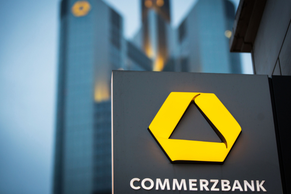 Das Schild einer Commerzbank-Filiale ist nahe der Zentrale der Bank zu sehen.