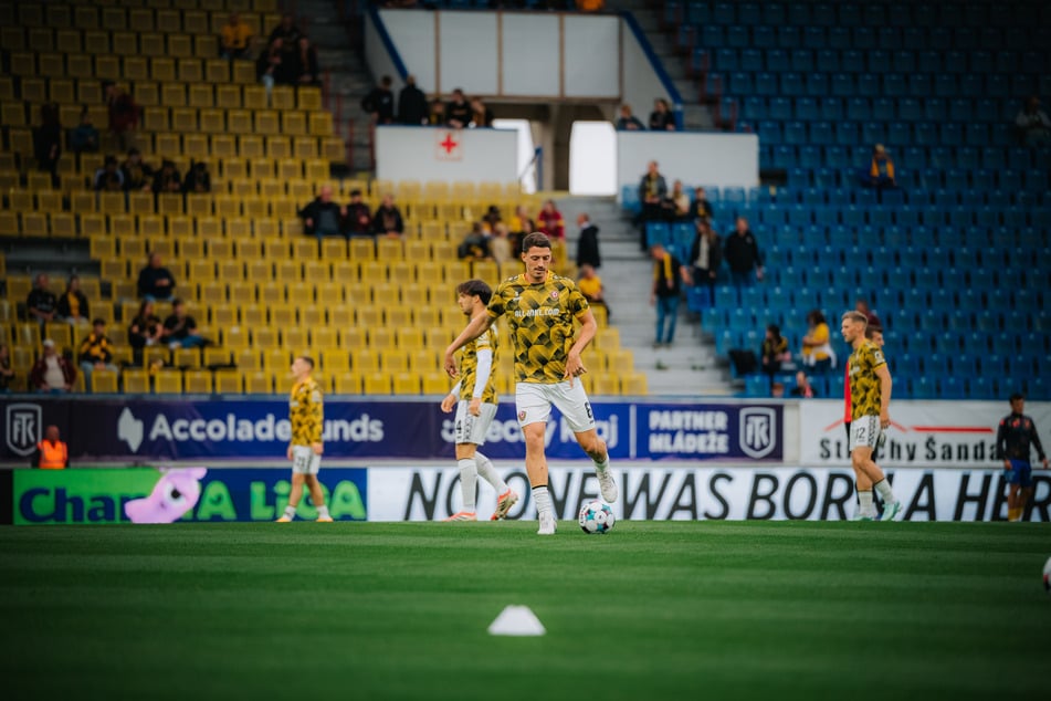 Das Aufwärm-Programm der Dynamos in Teplice läuft.