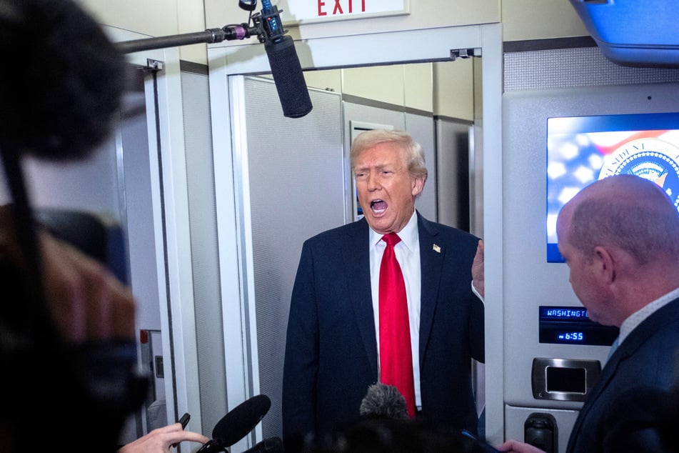 President Donald Trump's (c.) administration recently added a new page to the White House website that lists news outlets and reporting they disagree with.