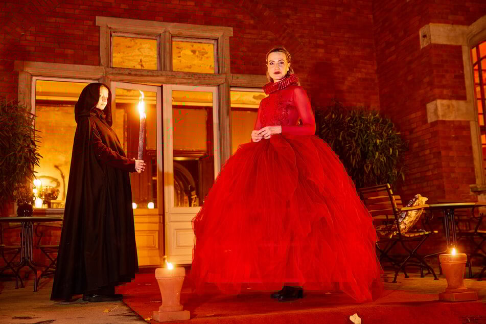 Sandra Maria Huimann weihte als "Blutgräfin" in der gleichnamigen Inszenierung den Kulturort Villa Kolbe ein.