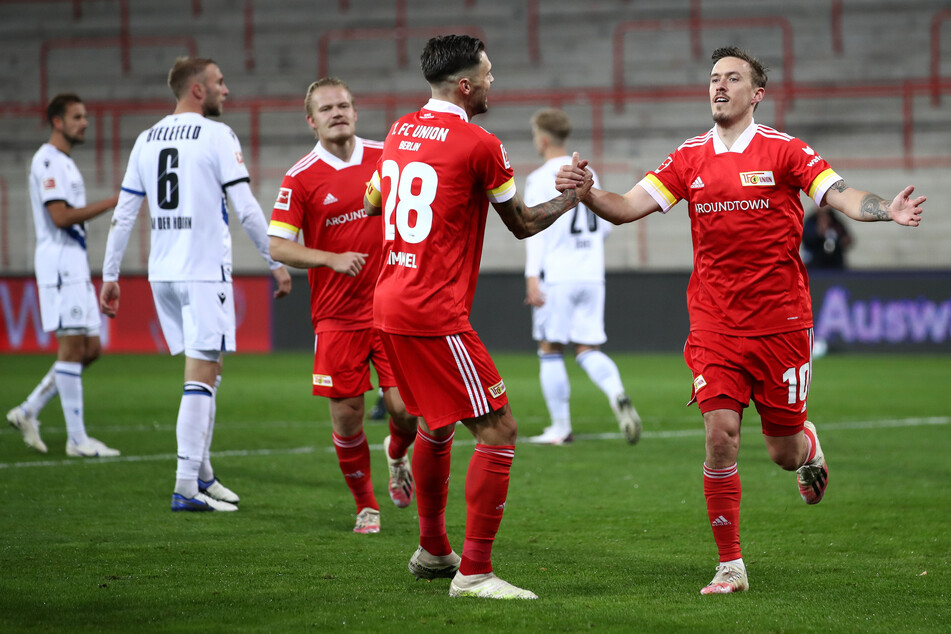Max Kruse (r.) feiert nachdem er für Union das Tor zum 4:0 per Elfmeter erzielt hat.