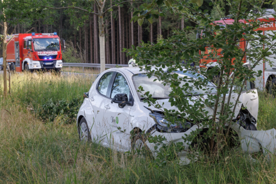 Erzgebirge: Auto mit Mutter und Kind kracht frontal gegen Baum, beide leicht verletzt