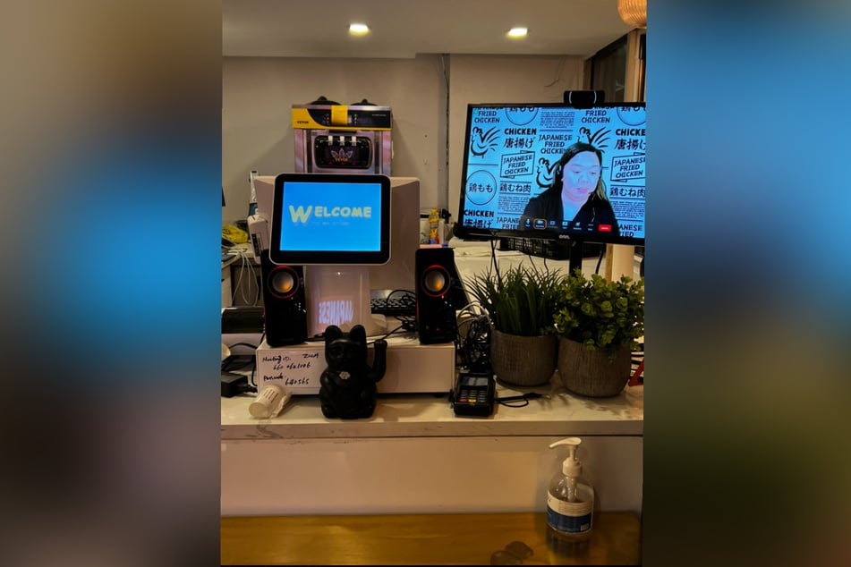 Outsourcing auf einem neuen Niveau: Anstelle eines echten Menschen wird man in diesem Asia-Restaurant in New York von einem Bildschirm abkassiert.