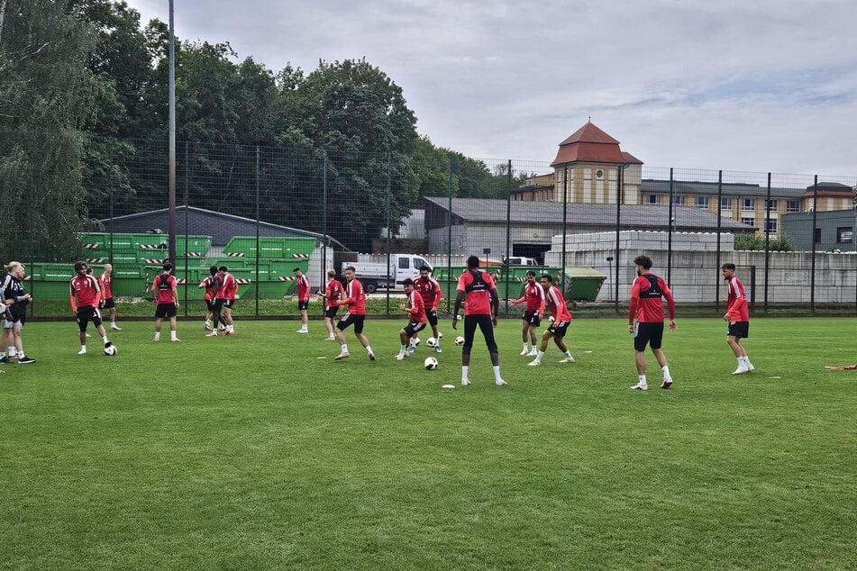 Im Donnerstagstraining wird das übliche "Eck und weg" gespielt.