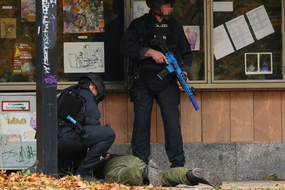 Einer der Täter wird festgenommen.