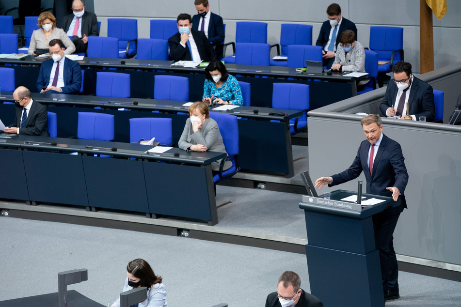 Christian Lindner (42), Fraktionsvorsitzender und Parteivorsitzender der FDP, spricht im Bundestag nach der Regierungserklärung zu Corona-Impfungen.