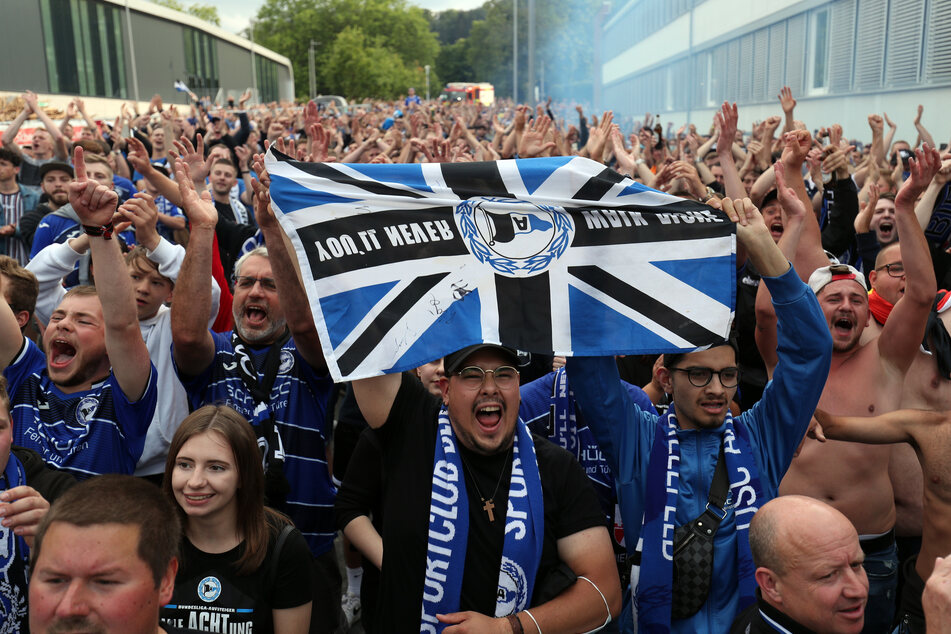 Bielefeld Fans feiern die Meisterschaft und den Aufstieg ihrer Mannschaft. (Archivfoto)