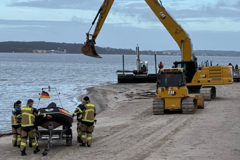 Die Einsatzbesprechung vor Ort ist beendet, die Rettungsaktion dürfte in Kürze beginnen.
