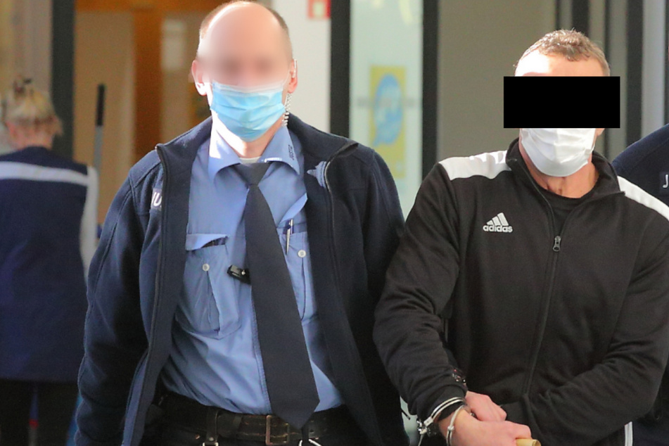 Mit 2,41 Promille am Steuer: Verkäufer demoliert die rollende Broiler-Bude