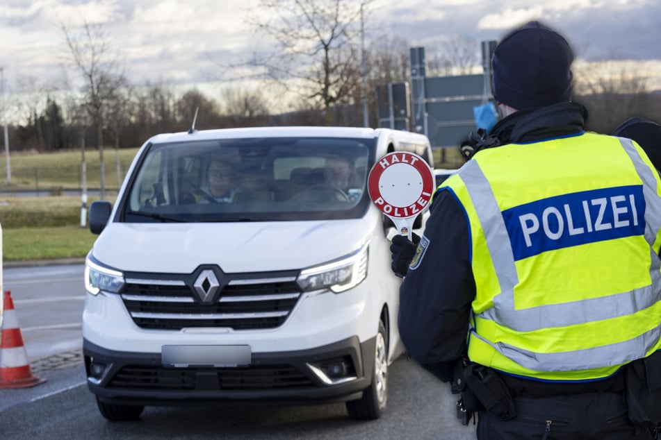 Die Einsatzkräfte entdeckten das Waffenarsenal bei einer Grenzkontrolle in Hagenwerder. (Archivfoto)