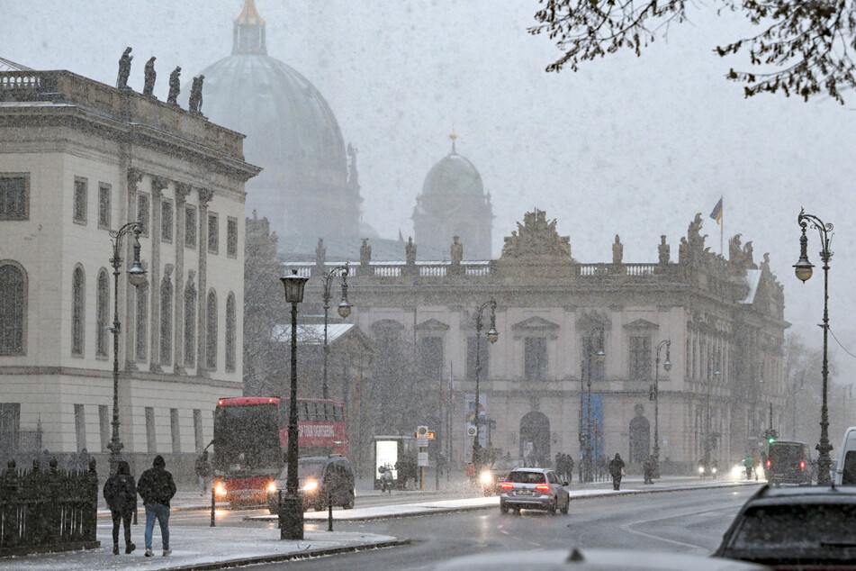 Mit weißer Weihnacht sollten Berliner besser nicht rechnen. Es sieht nach ungemütlichem regenreichen Wetter aus.