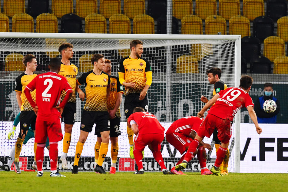 Bayern's top player Maximilian Welzmüller (right) throws this free kick over the wall to make it 1-1 in the net.