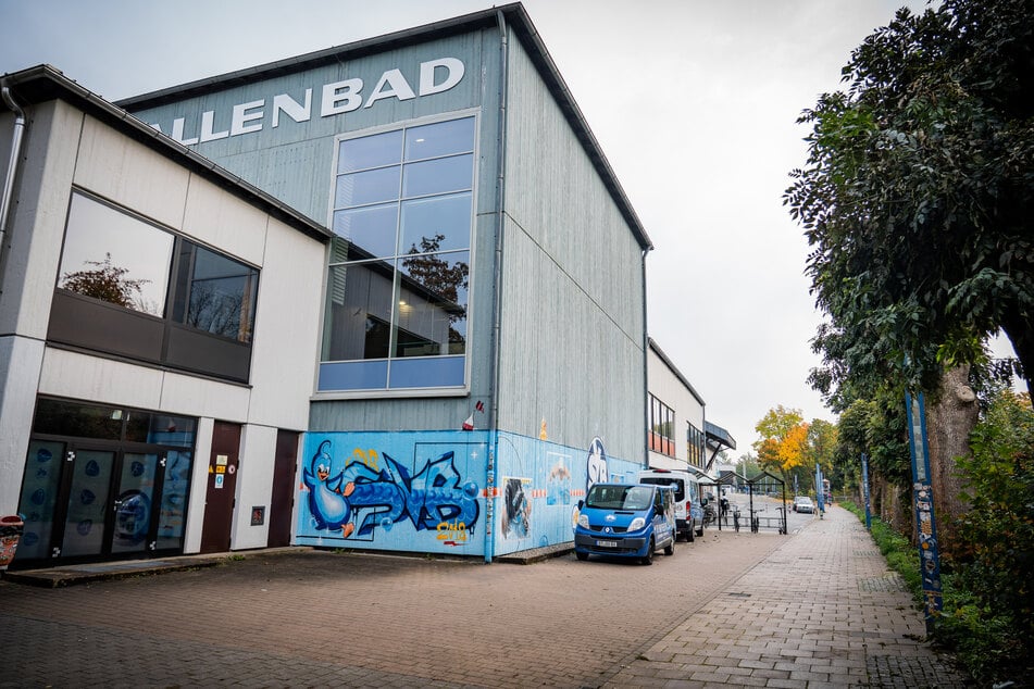 Übergriff auf Kind vor Hallenbad: Mann spricht Siebenjährigen an und zerrt ihn mit