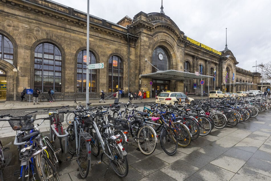 Ärgerlich für Pendler: Auf dem Schlesischen Platz vorm Bahnhof Neustadt finden sich besonders viele Fahrradleichen (Archivfoto).