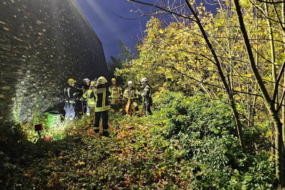 Die Feuerwehr wurde am Donnerstagabend zum Drachenfels in Königswinter alarmiert, wo ein Wanderer sich in eine prekäre Lage gebracht hatte.