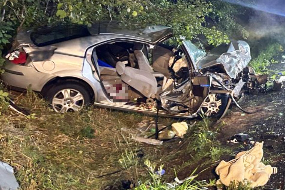 Bei einem folgenschweren Unfall auf der B7 in Hessen sind zwei Fahrzeuge massiv beschädigt worden.