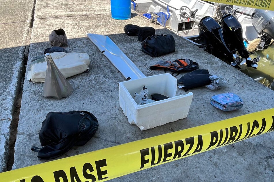 Dieses vom costaricanischen Sicherheitsministerium zur Verfügung gestellte Foto zeigt persönliche Gegenstände der Fluggäste, die zusammen mit Teilen eines zweimotorigen Turboprop-Flugzeugs aus den karibischen Gewässern geborgen wurden.