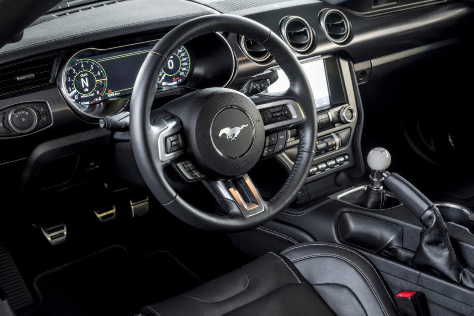 Der Innenraum zeigt kleine Details wie das Mustang-Pony auf dem Lenkrad.