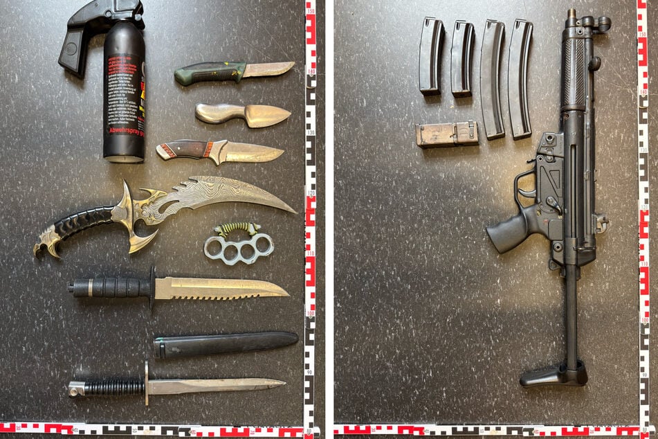 Neben Waffen und Munition stellten Ermittler auch Messer, Reizgas und einen Schlagring sicher.