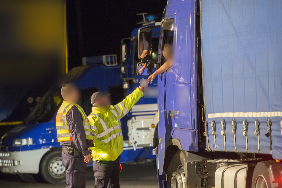 Bei einer Kontrolle eines Lasters fand die Thüringer Polizei sechs Kinder und Jugendliche auf der Ladefläche des Lkw (Symbolbild).