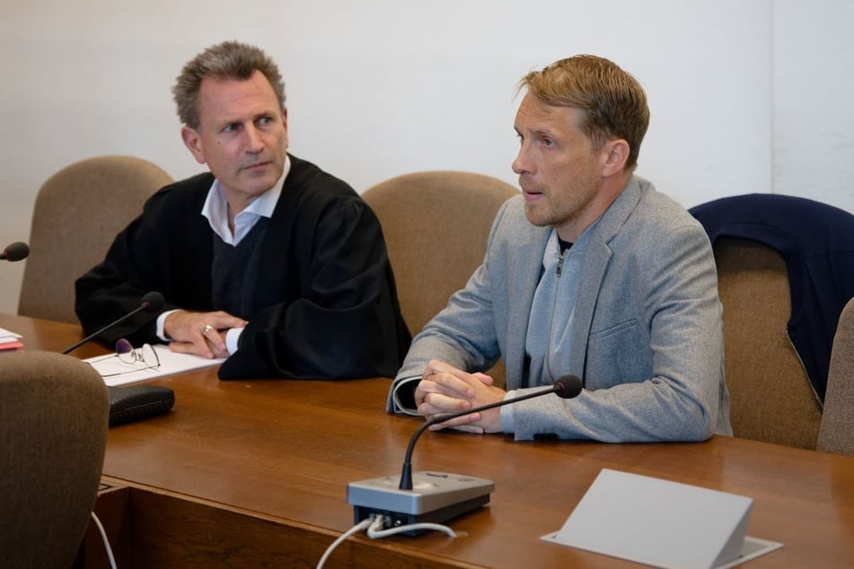 Zusammen mit seinem Anwalt Andreas Thiel (l.) fand sich der Komiker am Donnerstag in einem Saal des Kölner Amtsgerichts ein.