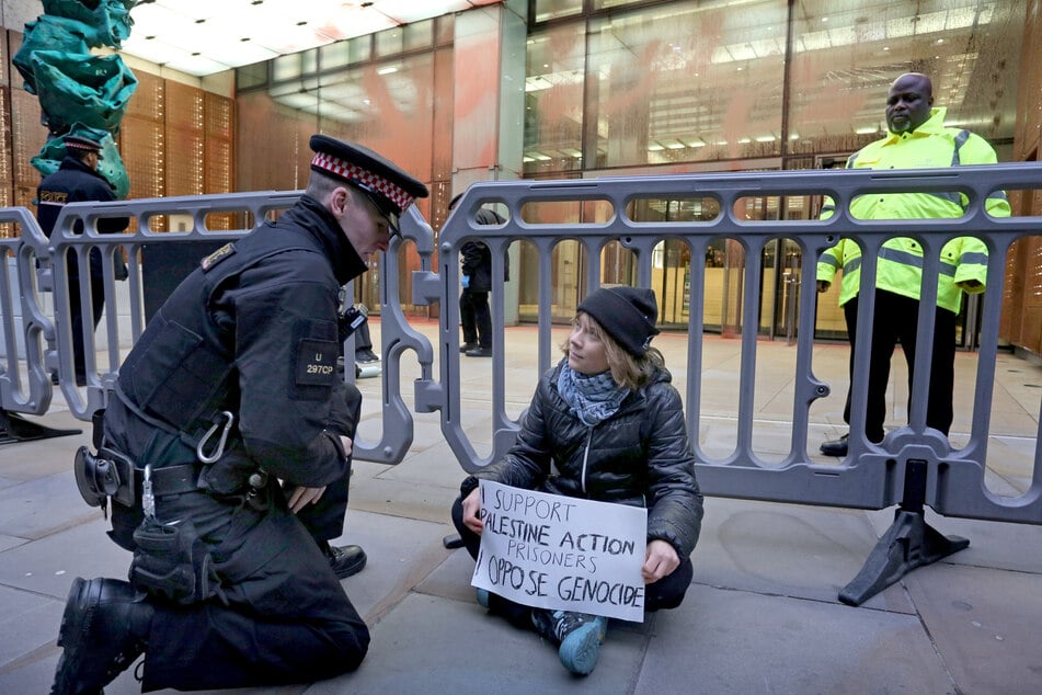 In London treffen sich Mitglieder der verbotenen Gruppe Palestine Action zu einer Protestaktion. Auch Greta Thunberg ist dabei.