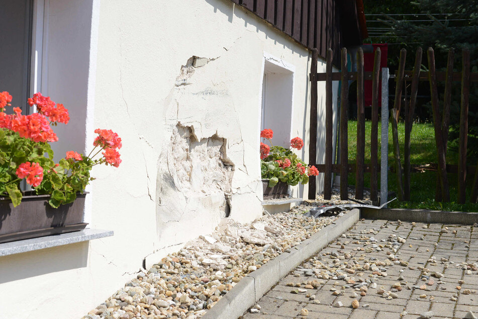 Die Wucht des Aufpralls ist an der Hauswand klar zu erkennen.