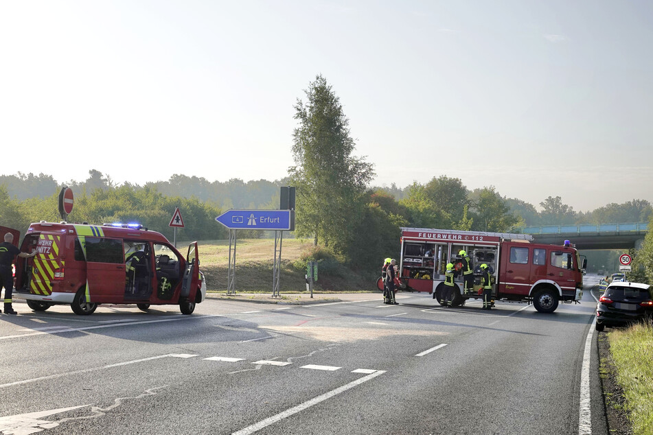 An der A4-Auffahrt Limbach-Oberfrohna kam es am Freitagmorgen zu einem Unfall. Die Feuerwehr sperrte die Straße.