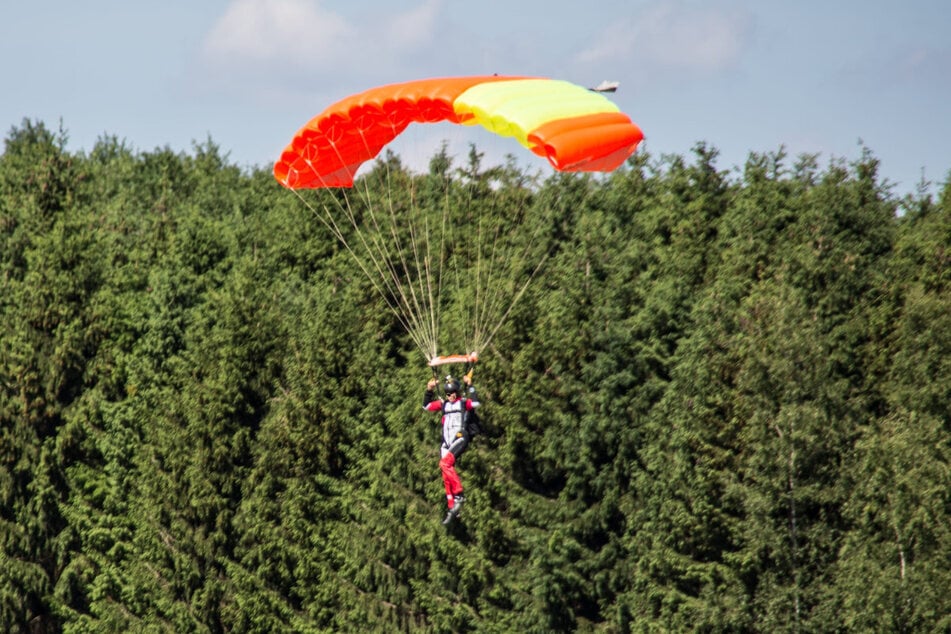 Eine 20-jährige Gleitschirmfliegerin ist im Bayerischen Wald abgestürzt, als sich ihr Schirm zusammenfaltete. (Symbolbild)
