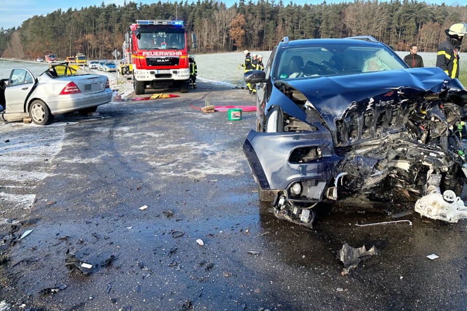 Daimler und Jeep kollidieren: Mann in Auto gefangen, zwei Verletzte in Kliniken geflogen