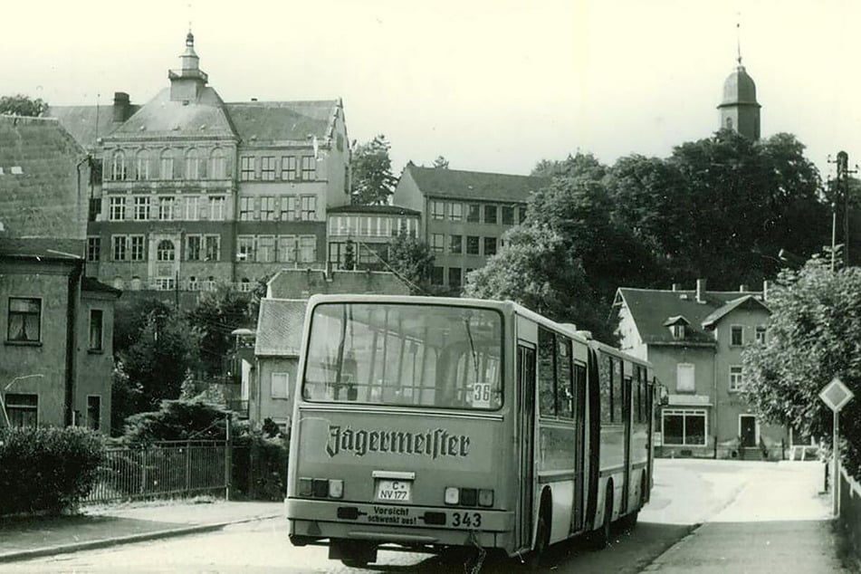 Ein Bus aus DDR-Zeiten steht an der Endstelle August-Bebel-Platz in Chemnitz-Einsiedel. Wann genau das Foto aufgenommen wurde, ist nicht bekannt - vermutlich aber kurz nach der Wende.