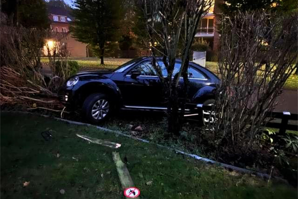 Eine 57-jährige Frau ist am Mittwoch in Schiffdorf mit ihrem Wagen durch einen Zaun und in einen Vorgarten gefahren. Sie hatte mehr als 2,5 Promille intus.