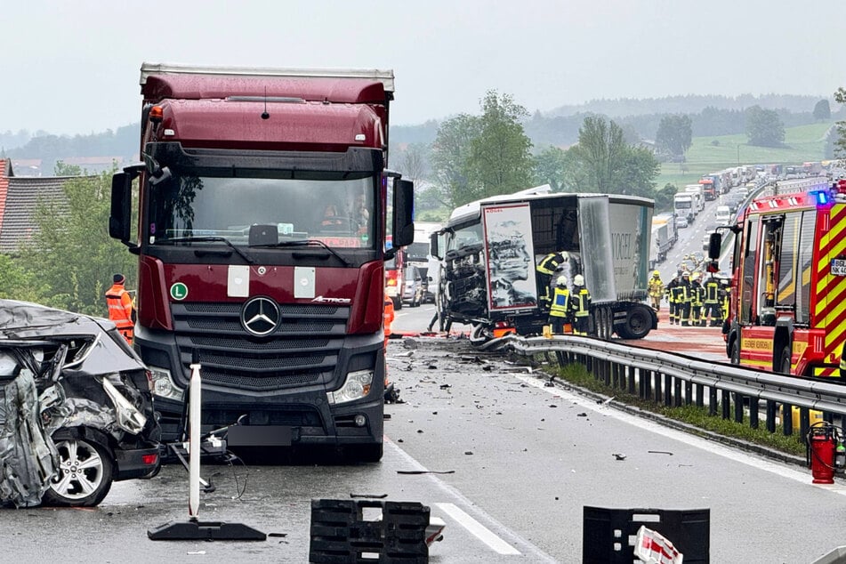 Der Lkw durchbrach die Mitteilleitplanke und krachte in den Gegenverkehr.