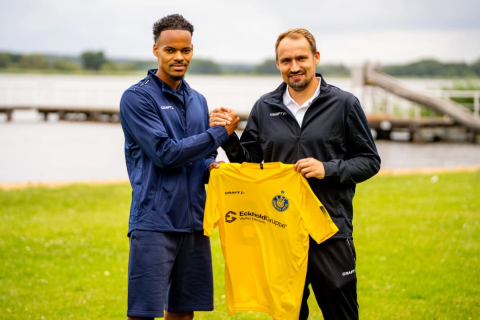Ayodele Adetula (27, l.) wird ab sofort im Lok-Dress in der Regionalliga Nordost auflaufen.