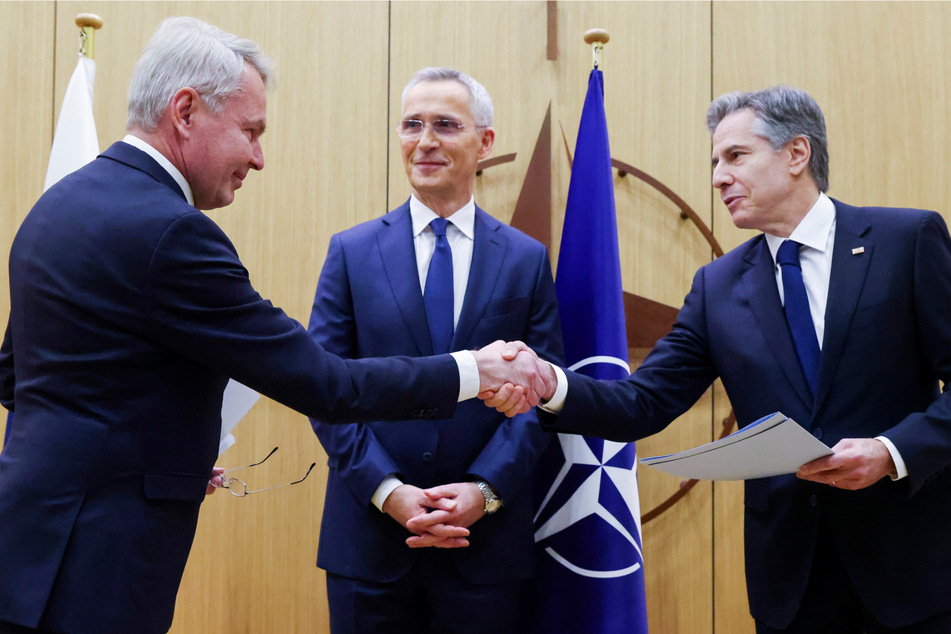 Der finnische Außenminister Pekka Haavisto (65, l.) gibt dem US-Außenminister Anthony Blinken (60, r.) die Hand und NATO-Generalsekretär Jens Stoltenberg (64, m.) schaut zu.