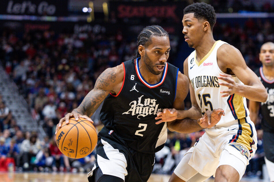 Los Angeles Clippers forward Kawhi Leonard (l.) dribbled against New Orleans Pelicans guard Trey Murphy III during the team's game on Saturday night.