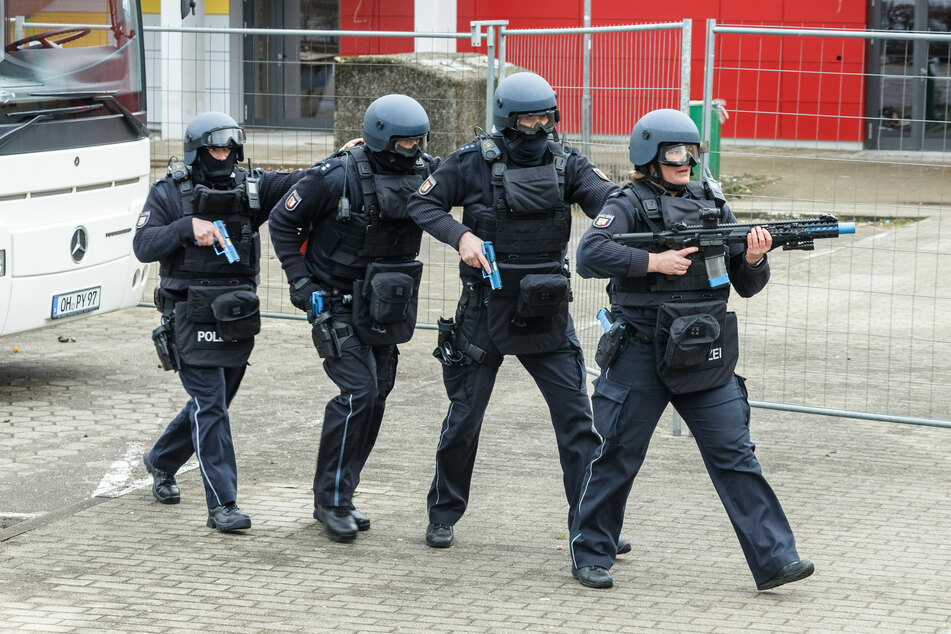 Die frisch ausgebildeten Polizisten werden am Montag in den Dienst übernommen. (Symbolbild)