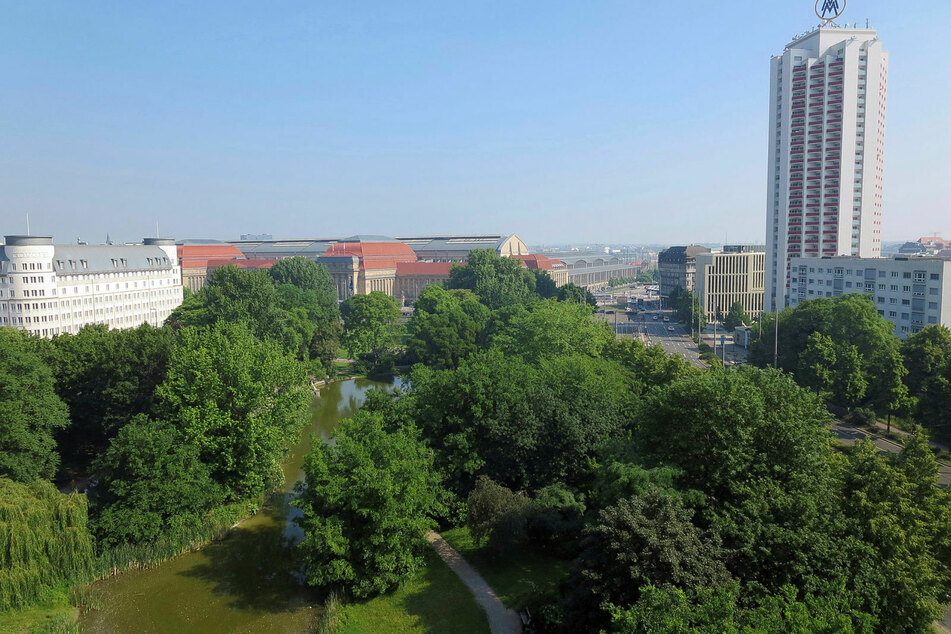 Der Park am Schwanenteich hinter der Oper ist weiträumig - eine Maskenpflicht ist hier unsinnig.