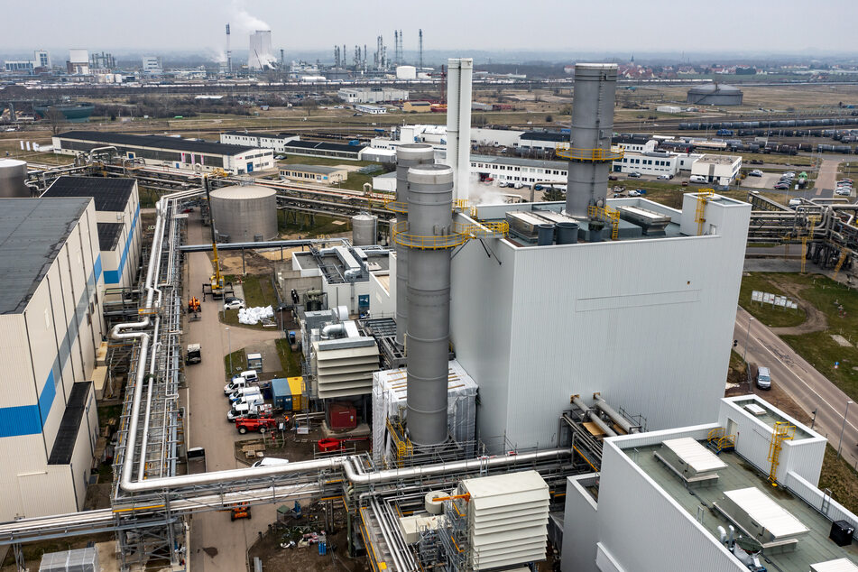 Das Gaskraftwerk Leuna gilt als der flächenmäßig größte Standort der Branche in Deutschland und ist direkt per Pipeline mit Lieferanten aus Russland verbunden. Ein Gas- und Öl-Embargo hätte vor allem für die Chemiestandorte in Ostdeutschland laut Experten verheerende Folgen.