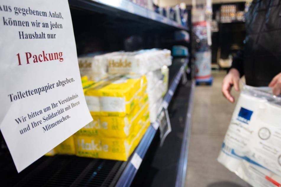 Handeln gegen Hamsterkäufe: In diesem Supermarkt in Göppingen wird darauf hingewiesen, dass nur eine Packung Klopapier pro Haushalt abgegeben wird.