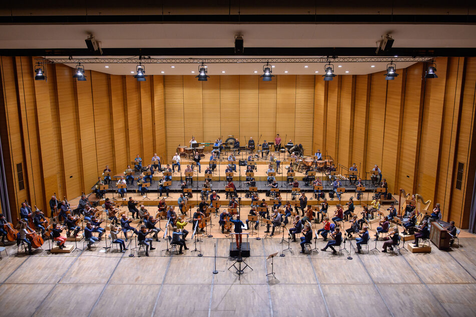 Die Bühne der Stadthalle bietet Raum für viele Musiker - selbst mit Corona-Abständen.
