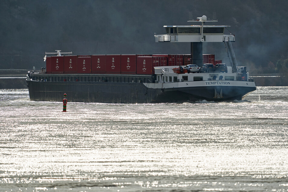 Ein Frachtschiff fährt auf einem Gewässer. (Symbolbild)