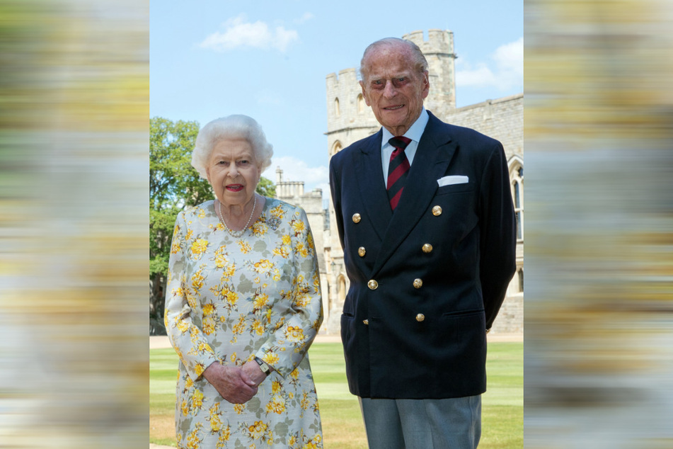 Großbritannien, Windsor: Königin Elisabeth II. von Großbritannien und Prinz Philip, Herzog von Edinburgh, stehen am 1. Juni vor Schloss Windsor.